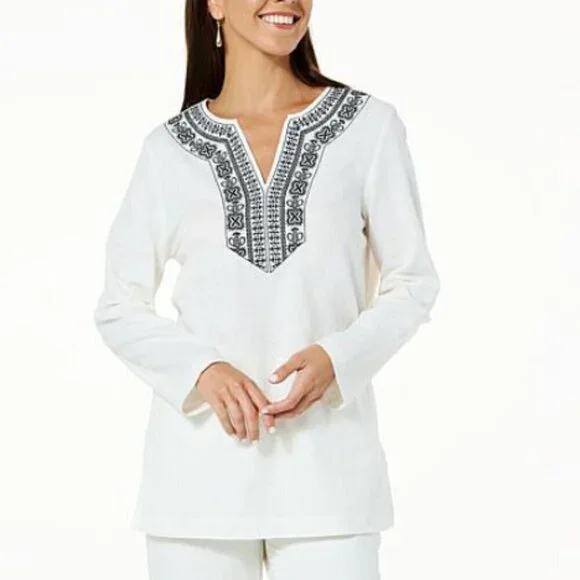 Jaclyn Smith Black Cream Embroidered VNeck Pull Over Blouse Large - Picture 1 of 2